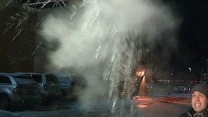 Repórter mostra como água fervente congela em pleno ar em Chicago (Foto: BBC)