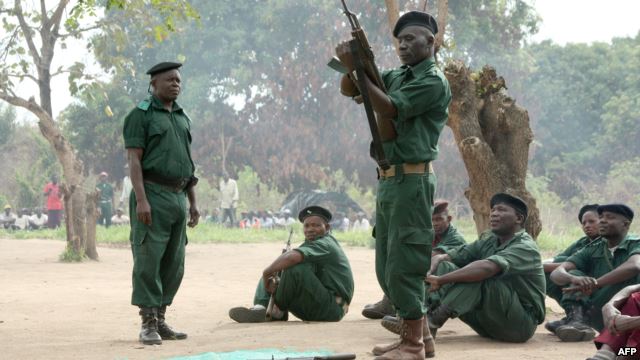 Guerrilheiros da Renamo treinando na Gorongosa em 2012 (AFP)