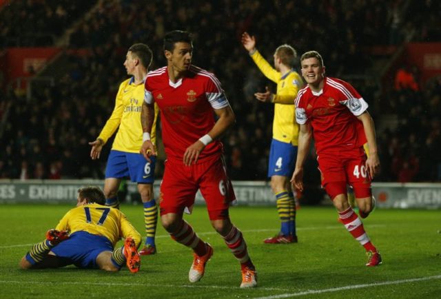 José Fonte no momento do primeiro golo do Southampton (Foto: Eddie Keogh/Reuters)