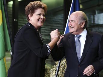 Dilma Rousseff e Joseph Blatter se mostraram confiantes sobre os preparativos para a Copa do Mundo durante o (encontro em Zurique. REUTERS/Thomas Hodel)