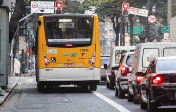 Suspensão atinge também paradas de ônibus e terminais (©marco antonio ambrósio/frame/folhapress)