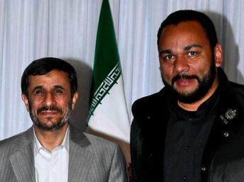 Dieudonné e o ex-presidente iraniano Mahmoud Ahmadinejad (DR)