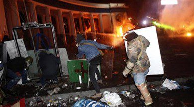 Confrontos ente a policia e manifestantes em Kiev (Reuters/Vasily Fedosenko)