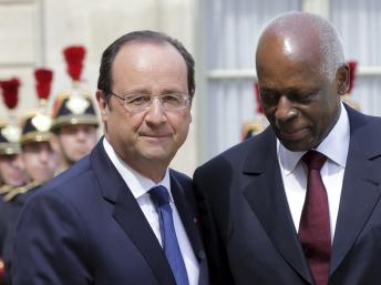 François Hollande, Angolan president José Eduardo Dos Santos - Paris, 29 April. (Reuters/Philippe Wojazer)