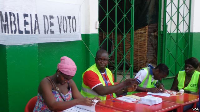 Mesa de voto na Guiné-Bissau (VOA)
