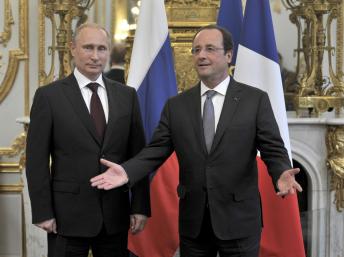 François Hollande (d) foi o primeiro líder ocidental a receber o presidente russo Vladimir Putin (e) desde a anexação da Crimeia. (REUTERS/Fred Dufour)