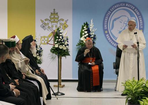 O papa Francisco fala durante um encontro com líderes religiosos na Albânia em 21 de setembro de 2014 (Foto de ALESSANDRA TARANTINO/POOL/AFP)