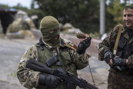 Rebelde pró-Rússia segura granada em posto de verificação perto do aeroporto de Donetsk. 10/09/2014 (REUTERS/Marko Djurica)