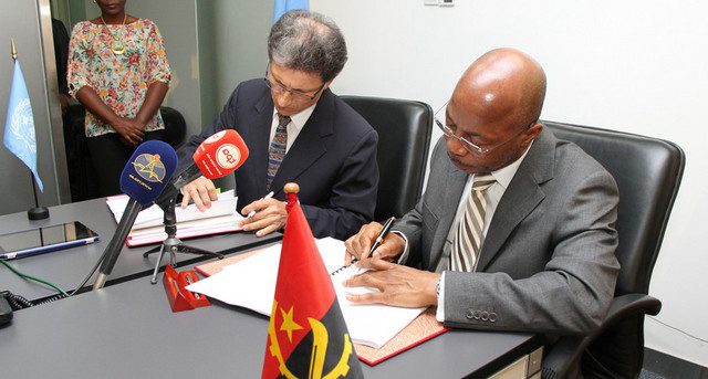 Assinatura do acordo de Parceria entre Job Graça, ministro do Planeamento(Dir) e Hernando Agudelo, Cordenador interino da ONU em Angola (Foto: Pedro Parente)