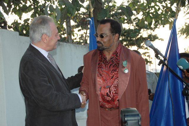 Bonga com a medalha ao peito, recebendo cumprimentos do embaixador de França em Angola, Jean Claude Moyret. (Foto: PA)