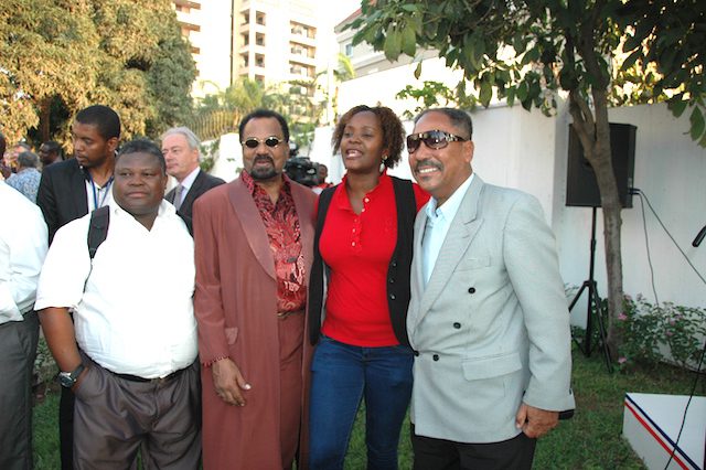 ...Com o colega Voto Gonçalves e admiradores. (Foto: D.R.)