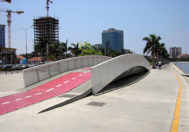 Pontes pedonais na baía de Luanda, executadas pelo Consórcio Soares da Costa. (Foto: D.R.)