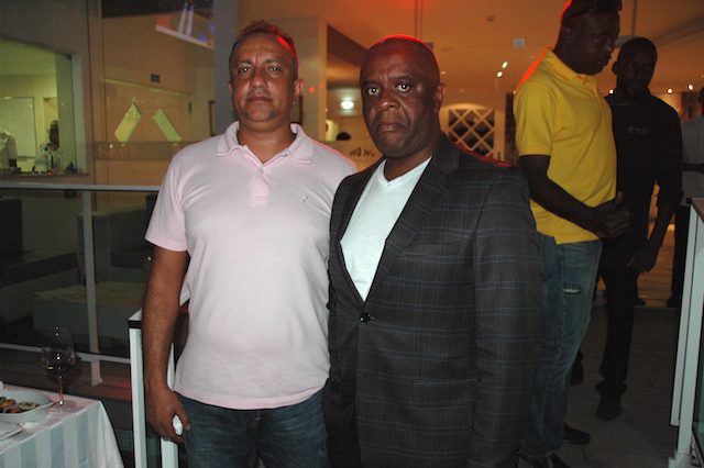 Dois jornalistas da Rádio Antena Comercial, LAC (Foto: Portal de Angola)