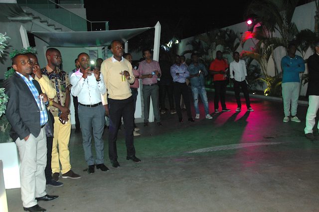 Assistência curiosa. (Foto: Portal de Angola)