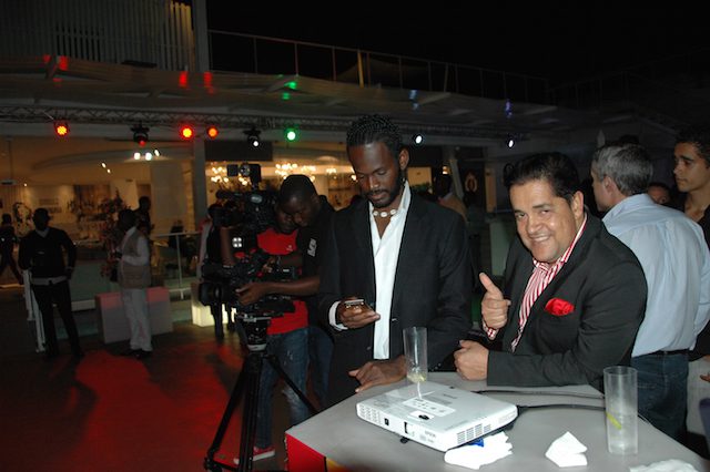 O artista do momento, no Restaurante Moments. (Foto: Portal de Angola)