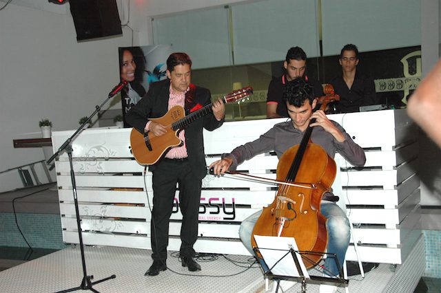 Nelo de Carvalho com o cubano Alain. (Foto: Portal de Angola)
