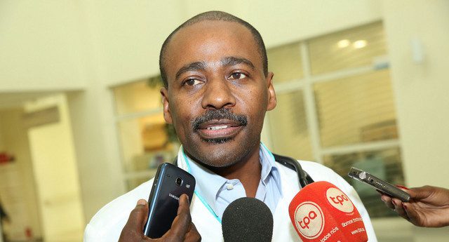 O cardiologista Luís Mariano, falando do estado de saúde de Gilberto. (Foto: Angop)