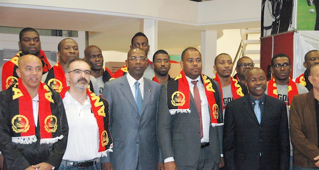 A selecção de Basquetebol com o ministro e Secretário de Estado dos Desportos em foto de família. (Foto: Portal de Angola)