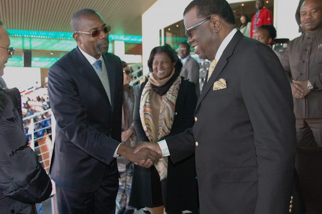 O ministro Gonçalves Muandumba, cumprimentando o Presidente Hage Geingob, no intervalo do jogo do 1º de Agosto e o Juninho Sporting da Namíbia. (Foto: Portal de Angola)