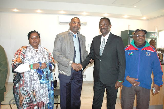 O ministro Gonçalves Muandumba saudando o presidente do Comité Olímpico Namibiano, France MBidhi. (Foto: Portal de Angola)