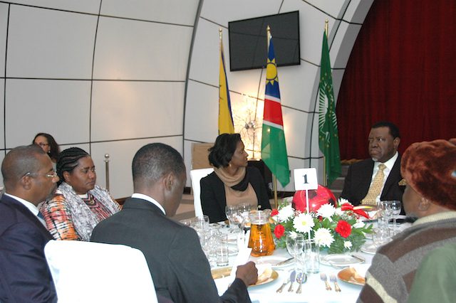 Mesa presidencial, com o ministro da Juventude e Desportos de Angola, entre os convidados. (Foto: Portal de Angola)