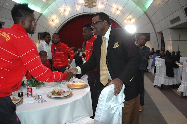 O Presidente da Namíbia, Hage Geingobe, cumprimento um futebolista do 1º de Agosto que participou no torneio do seu amiversário. (Foto: portal de Angola)