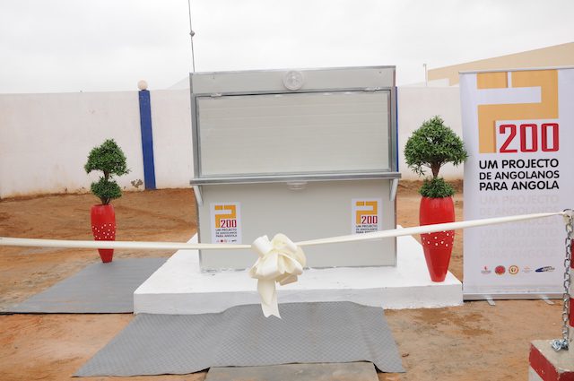 O primeiro quiosque, inaugurado numa das pracetas de Viana, produzido por uma empresa de Cacuaco. Produto de qualidade. (Foto: Pancho)