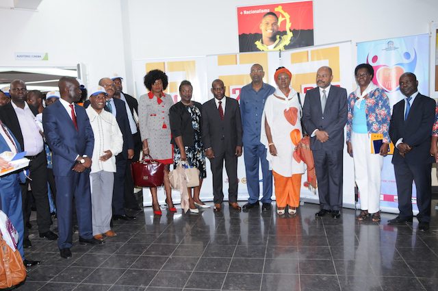 Foto família com todas as partes envolvidas e apoiantes do Programa P200, que promove o empreendedorismo entre os jovens angolanos. (Foto: Pancho)