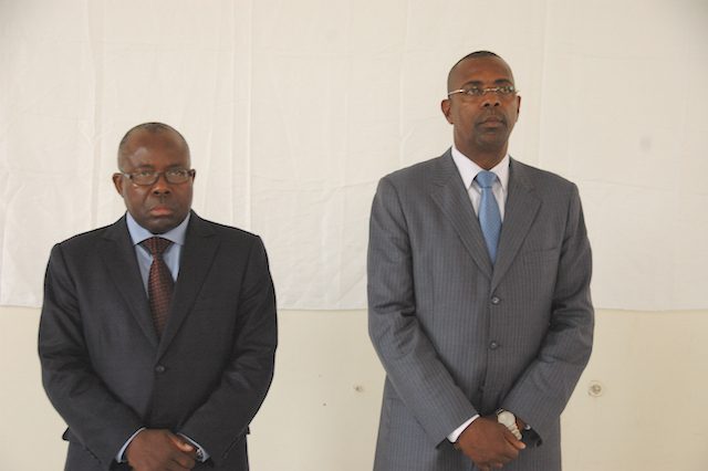 Os ministros do Ensino Superior e da Juventude e Desportos, respectivamente, Adão do Nascimento e Gonçalves Muandumba. (Foto: Portal de Angola)
