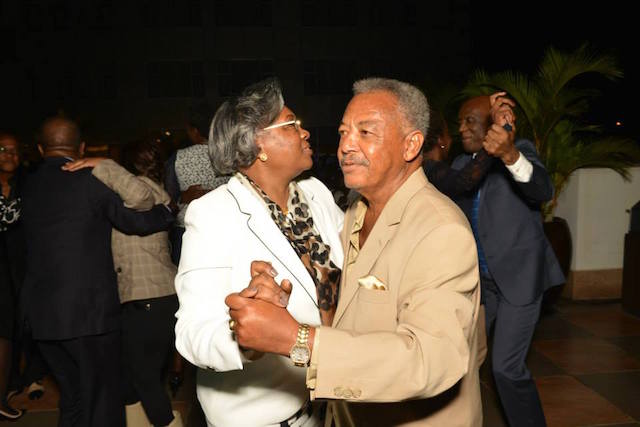 Massano Júnior e a ministra Rosa Cruz e Silva em recreação (Foto: Justino Makaba)