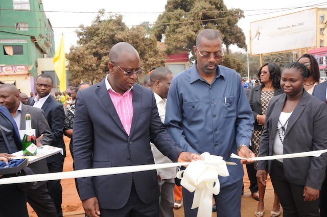 O tradicional corte da fita no primeiro quiosque de Viana. (Foto: Portal de Angola)