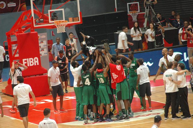 Selecção nigeria celebrando vitória-DSC_0044-cópia