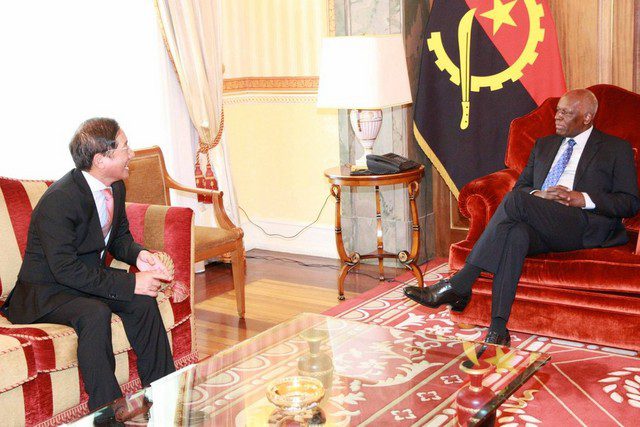 PRESIDENTE, JOSÉ EDUARDO DOS SANTOS, DESPEDE-SE DO EMBAIXADOR DO VIETNAME (Foto: Francisco Miudo))