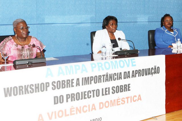 MESA DO PRESIDIUM DO SEMINÁRIO SOBRE VIOLÊNCIA DOMÉSTICA (Foto: Angop)