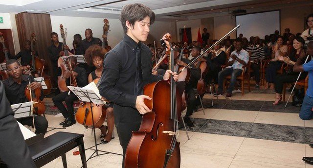 Maestro Yuki Ito dirigindo Orquestra Sinfónica do Kapossoca (Foto: António Escrivão)