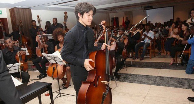 Maestro Yuki Ito dirigindo Orquestra Sinfónica do Kapossoca (Foto: António Escrivão)