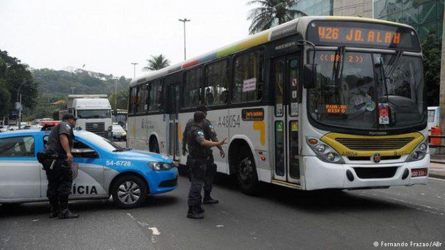 Ônibus é parado no acesso a Copacabana: críticos dizem que não há preocupação real de ampliar o direito de circulação (ABR)