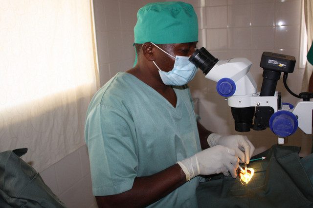 ZAIRE: EQUIPAMENTOS MODERNOS AUXILIAM AS CIRURGIAS DE CATARATAS NO CENTRO DA IEBA, EM MBANZA CONGO (Foto: Angop)