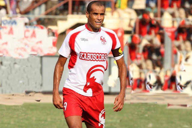 Rivaldo, quando alinhava pelo Kabuscorp (Foto: Pedro Parente)
