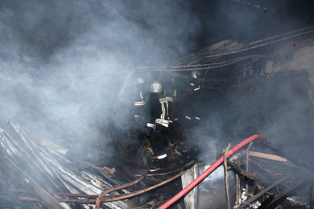 Incêndio em um estabelecimento comercial (Foto: António Escrivão/Arquivo)