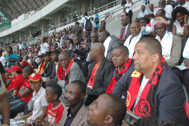 Dirigentes desportivos angolanos, convidados na inauguração do estádio de Kinkele. (Foto: Portal de Angola)