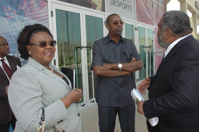 Os representantes doos Ministérios da Comunicação Social, Interior e da Presidência da República com o anfitrião, Gonçalves Muandumba. (Foto: Portal de Angola)