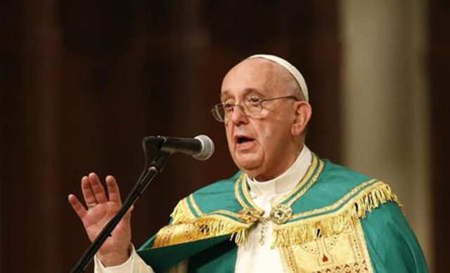 Papa Francisco em catedral de St. Patrick em Nova York. 24/9/2015. (REUTERS/Mike Segar)