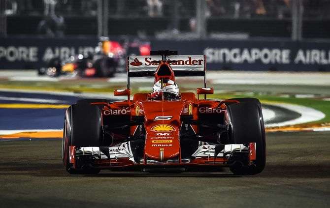 Ferrari's German driver Sebastian Vettel powers his car during the Formula One Singapore Grand Prix in Singapore on September 20, 2015. (AFP PHOTO / Philippe Lopez AUTO-PRIX-SIN-F1)