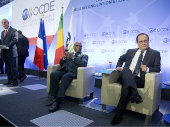 Presidente francês, François Hollande, e o homólogo maliano Ibrahim Boubacar Keïta, Paris (AFP FOTO / POOL / JACQUES BRINON)