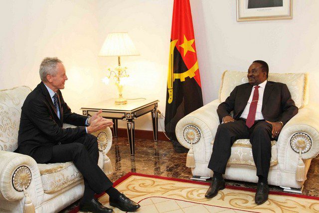 Presidente da AN (à dir.) recebe Embaixador Polónia em Angola (Foto: Clemente Santos)