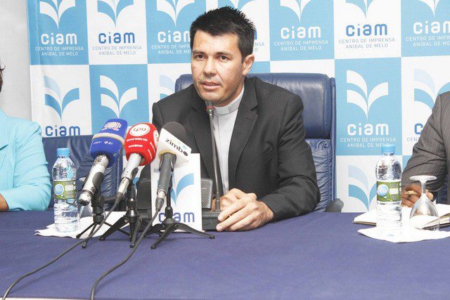 Evaristo de Melo - Missionário da Obra de Maria, na conferência de imprensa sobre vinda do padre brasileiro (Foto: Francisco Miúdo)