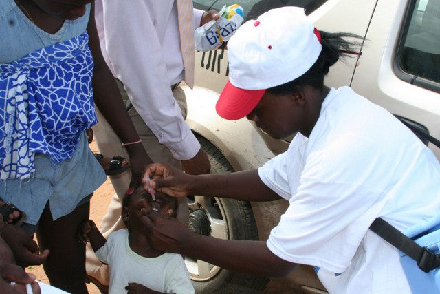 CRIANÇAS A SEREM VACINADAS CONTRA A POLIOMIELITE (Foto: LUANDA/Arquivo)