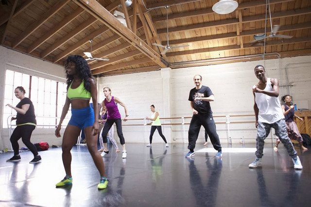 Aula de dança de Bernadeth Mabungo (Angop)