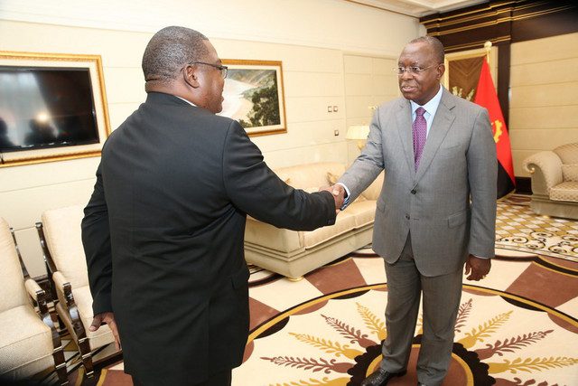 Manuel Vicente, Vice-Presidente da República (à dir) recebe Santos Àlvaro, Embaixador de Moçambique em Angola (Foto: Pedro Parente)